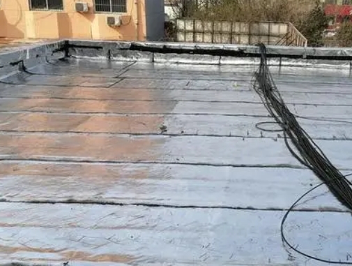 和田地卫生间漏水维修公司分享下和田地屋面楼顶防水刚性防水层施工要点。